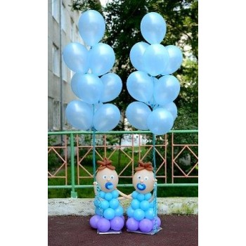 Двійнята з повітряних кульок з гелієвими кульками